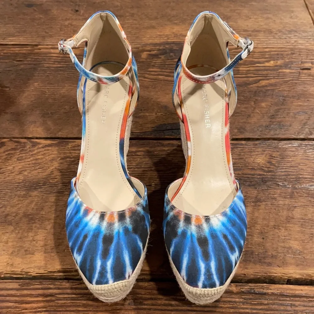 MARC FISHER TEELAN BLUE PATRIOTIC TIE DYE ESPADRILLE WEDGE SANDALS SIZE 8
